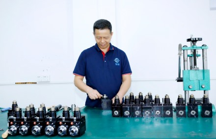 動力刀座組裝剪影